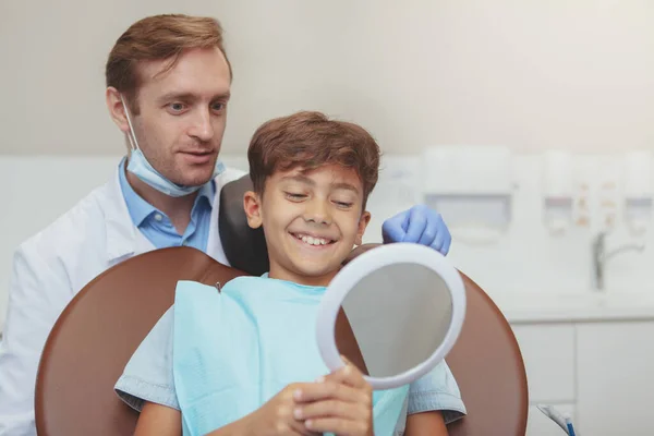 Rapaz Saudável Feliz Clínica Dentária — Fotografia de Stock