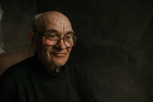 Homem Velho Pensativo Óculos Com Cabelo Grisalho — Fotografia de Stock