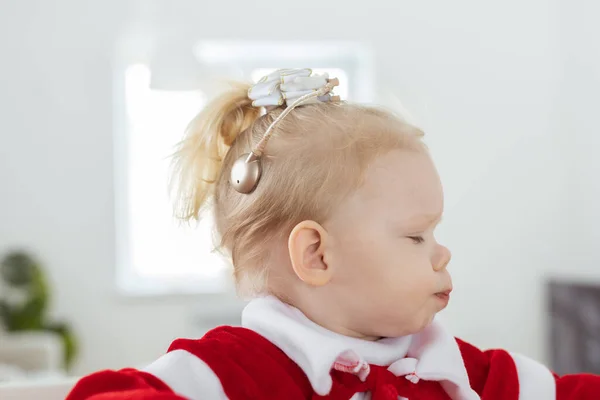 Kind Met Cochleair Implantaat Gehoorapparaat Doofheid Behandeling Medische Innovatieve Technologieën — Stockfoto