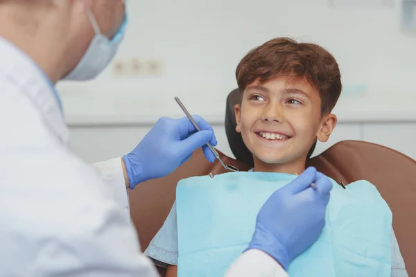 Charmante Jonge Jongen Krijgen Tanden Controle Bij Tandarts — Stockfoto