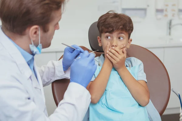 Charmig Ung Pojke Att Tänder Kontroll Hos Tandläkaren — Stockfoto