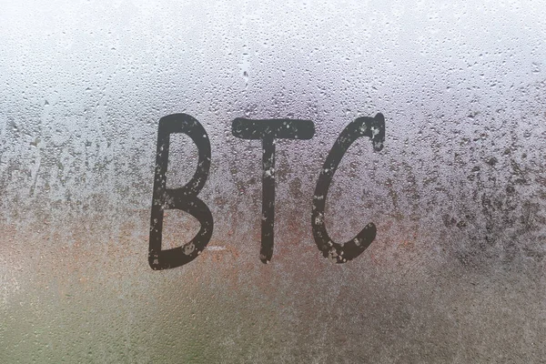 Bitcoin Escrito Mão Vidro Molhado Janela Noite — Fotografia de Stock