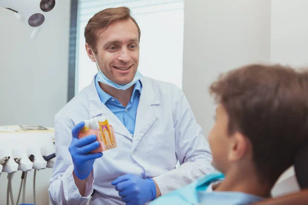 Dentista Profissional Que Trabalha Com Paciente — Fotografia de Stock