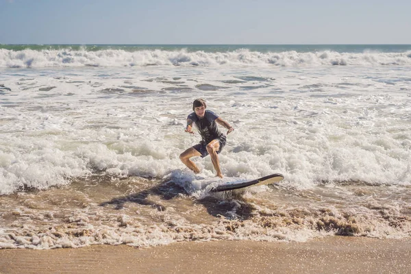 Surfeur Avec Planche Surf Courant Vers Les Vagues — Photo