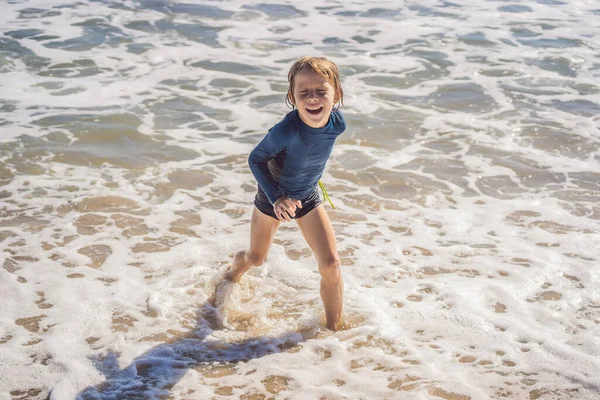 Schattige Kleine Jongen Plezier Tropisch Strand Tijdens Zomervakantie — Stockfoto