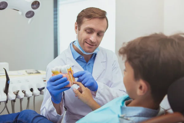 Odontólogo Profesional Que Trabaja Con Paciente —  Fotos de Stock