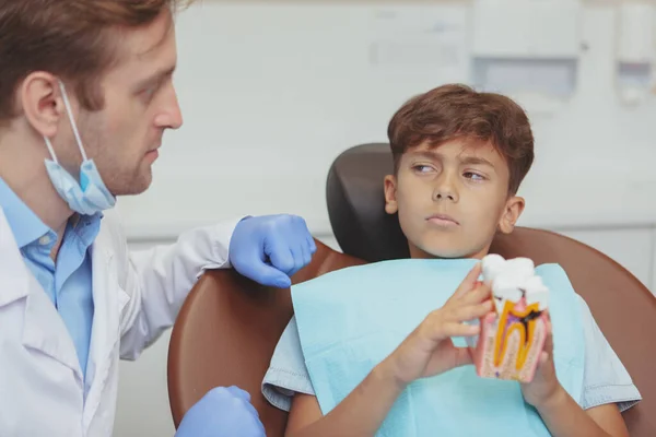 Encantador Menino Recebendo Check Dentes Dentista — Fotografia de Stock