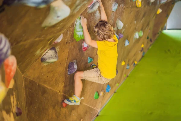 Rapazinho Escalar Uma Parede Pedra Com Botas Especiais Interior — Fotografia de Stock