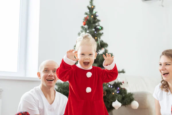Criança Criança Com Implante Coclear Feliz Gritar Fundo Árvore Natal — Fotografia de Stock