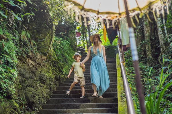 インドネシア バリ島のママと息子の観光客 子供のコンセプトで旅行 子供をどうするか子供に優しい場所 — ストック写真