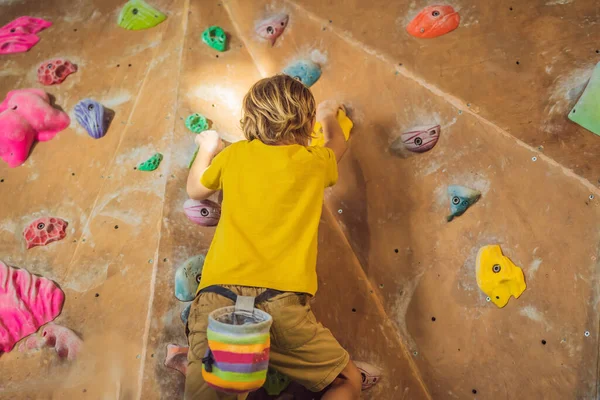 Mały Chłopiec Wspinając Się Ścianie Skalnej Specjalnych Butach Kryty — Zdjęcie stockowe