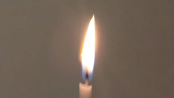 Длинное Пламя Одинокой Свечи Темно Белом Фоне — стоковое фото