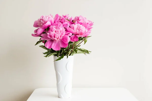 Rosafarbene Pfingstrosen Weißer Vase Auf Dem Tisch Vor Neutralem Hintergrund — Stockfoto