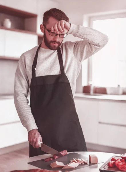 Homem Cansado Faz Sanduíches Sua Cozinha — Fotografia de Stock