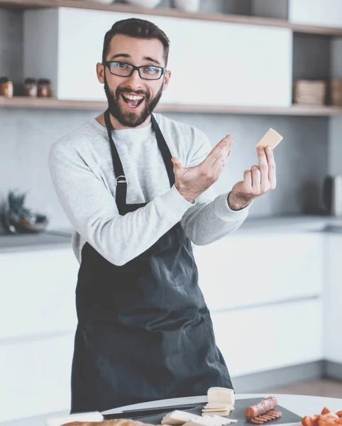 Homem Atraente Mostrando Pedaço Queijo Delicioso — Fotografia de Stock