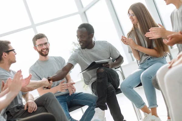 Group Young People Greeted Speaker Applause — Stock Photo, Image