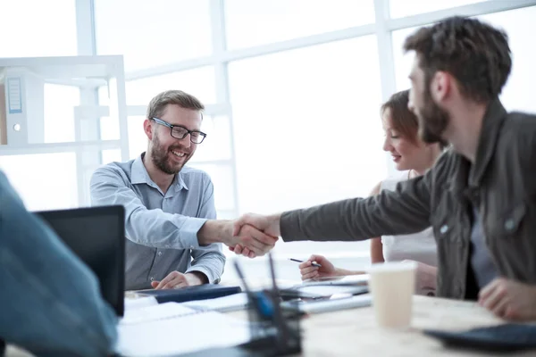 オフィスでの会議で握手をするビジネスパートナー — ストック写真