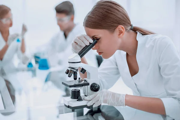 Cientista Feminina Usando Microscópio Laboratório Químico — Fotografia de Stock