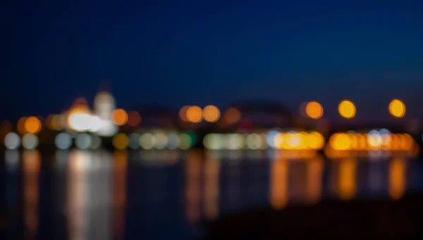 夜が明けてる 光のスポット 街のライト 夜の街 電球の集光ブラー — ストック写真