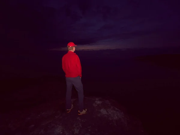 人迷失在浓雾的岩石中 登山者独自爬上了暴露的山顶 — 图库照片