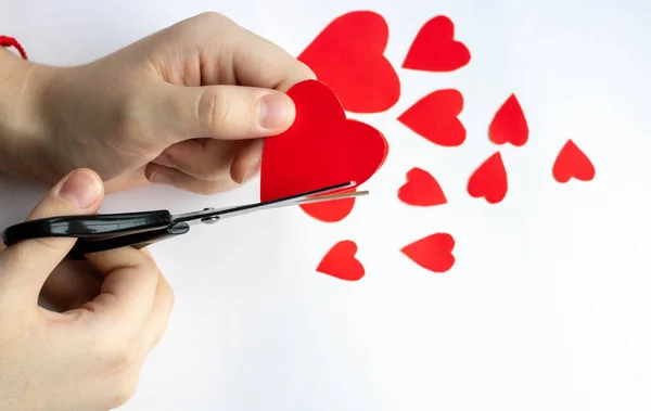 手ははさみで白い背景に赤い紙の心を切り取った 上からの眺め バレンタインデー 母の日 愛のシンボルです 複写のためのスペース — ストック写真