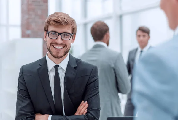 職場の若いビジネスマンを笑顔にして — ストック写真