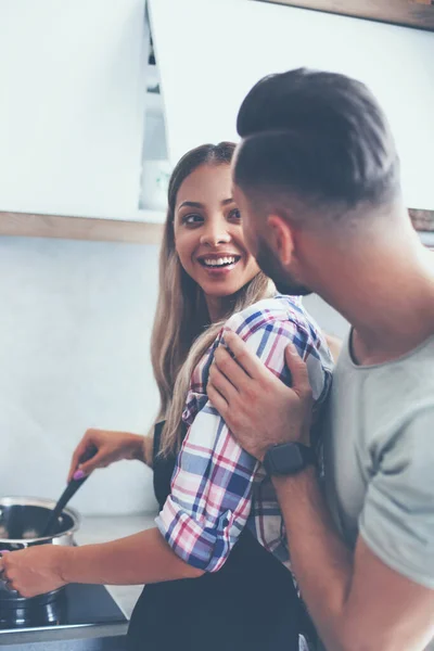 Genç Adam Mutfakta Karısıyla Şakalaşıyor — Stok fotoğraf