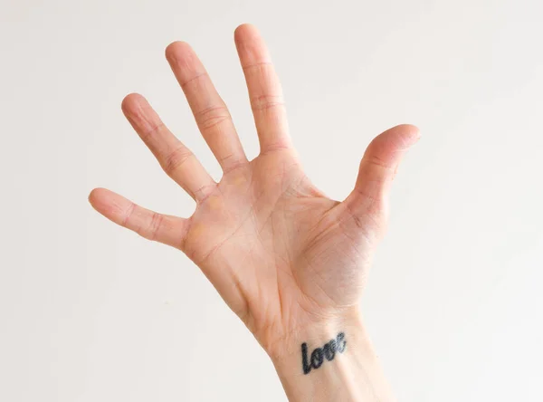 Vrouwen Open Hand Met Uitgestrekte Vingers Liefde Tatoeage Pols — Stockfoto