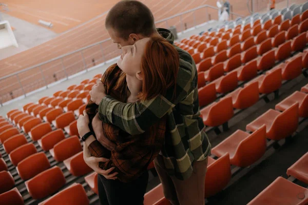 スタジアムのスタンドに立つ抱擁を愛する人たち — ストック写真