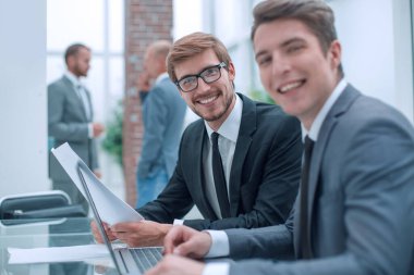 ofiste Resepsiyon oturan iş arkadaşları