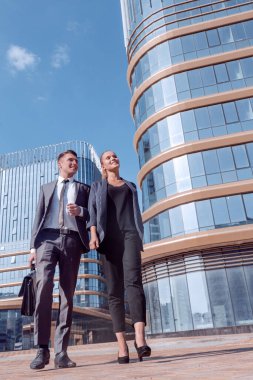 Mutlu şirket çalışanları ofis binasını terk ediyor..