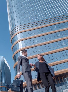 Genç şirket çalışanları ofis binasını terk ediyor.