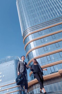 Genç şirket çalışanları ofis binasını terk ediyor.