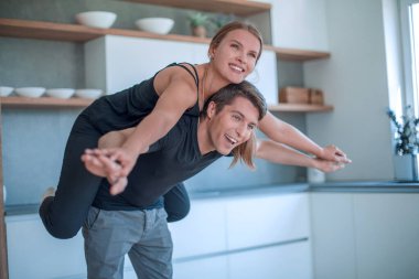 Sevgi dolu genç bir çift mutfakta eğleniyor..