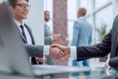 Ofiste tokalaşırken mutlu iş adamları.