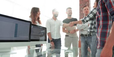 Yönetici ve personel arasında dostça el sıkışma