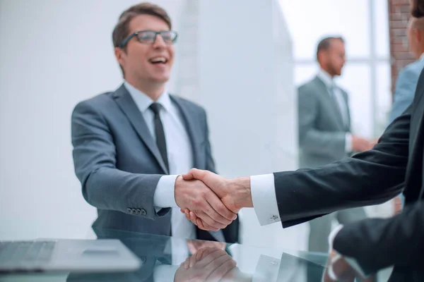 幸せなビジネスの人々 がオフィスで握手 — ストック写真