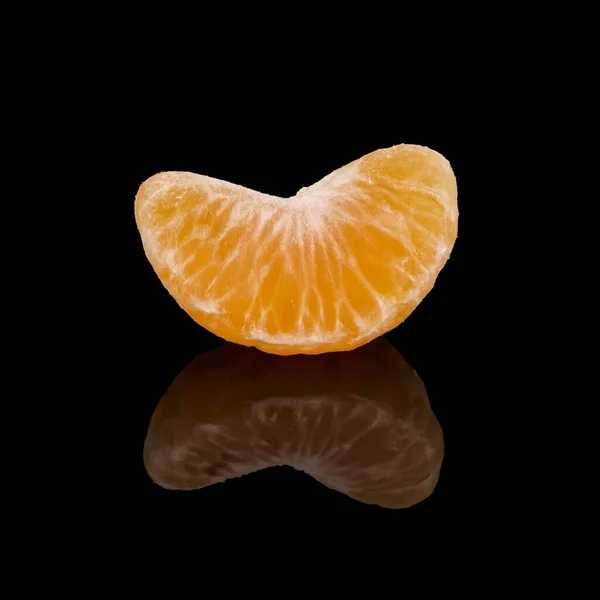 成熟的橘子片 黑色背景 有倒影 — 图库照片