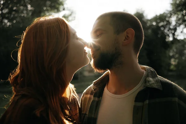Amanti Bacio Tramonto Nella Retroilluminazione — Foto Stock
