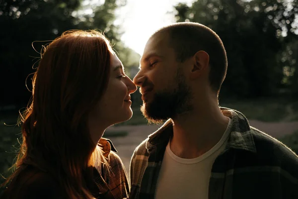 Pecinta Ciuman Saat Matahari Terbenam Dalam Cahaya Latar Belakang — Stok Foto