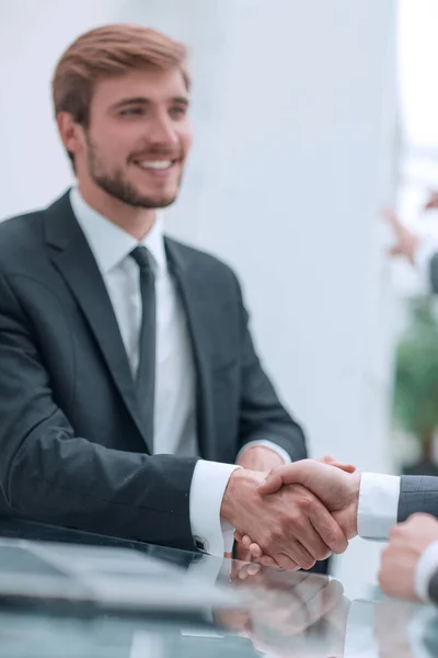 閉めろ ビジネスパートナーと握手をするビジネスマンを笑顔で — ストック写真