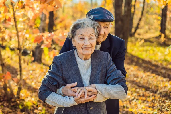 Счастливые Пожилые Люди Осеннем Лесу Семья Возраст Сезон Люди Концепция — стоковое фото