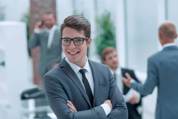 若いビジネスマンがオフィスを背景に — ストック写真