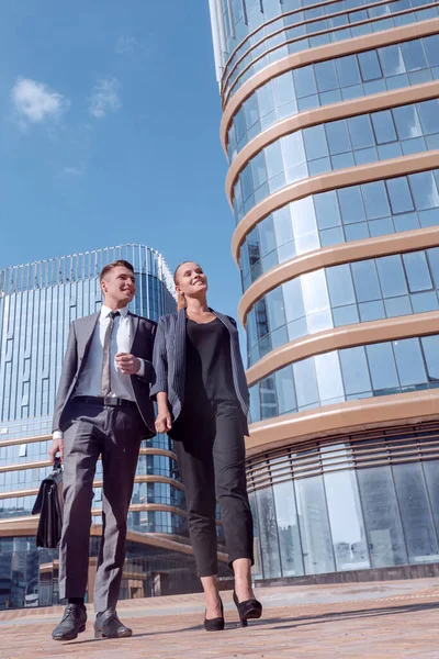 Mutlu şirket çalışanları ofis binasını terk ediyor..