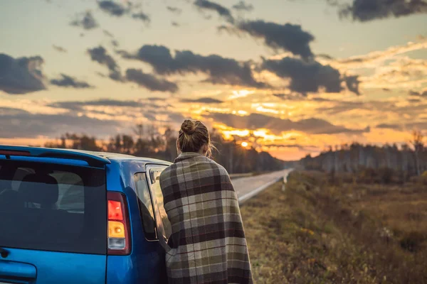 Woman Plaid Stands Car Side Road Background Dawn Road Trip — Stock Photo, Image