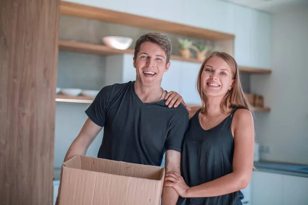 Vrolijk Jong Paar Staan Hun Nieuwe Appartement — Stockfoto
