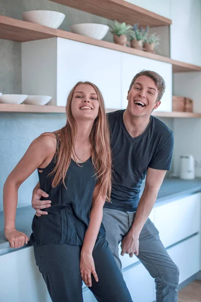 Beautiful Young Couple Standing Home Kitchen — Stock Photo, Image