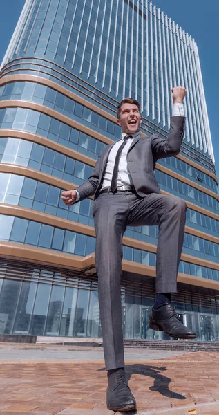 Vollem Wachstum Ein Jubelnder Geschäftsmann Vor Einem Hohen Bürogebäude — Stockfoto
