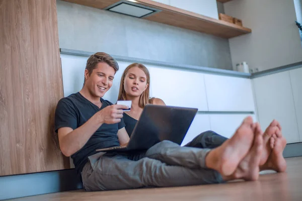 Young Couple Uses Laptop Shop Online — Stock Photo, Image