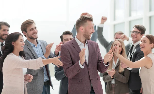 ビジネスチームの前に立つ幸せな起業家は — ストック写真